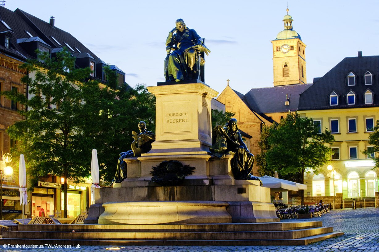 Rückert-Denkmal in Schweinfurt am Abend