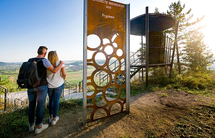 Paar am Aussichtspunkt neben Gestell
