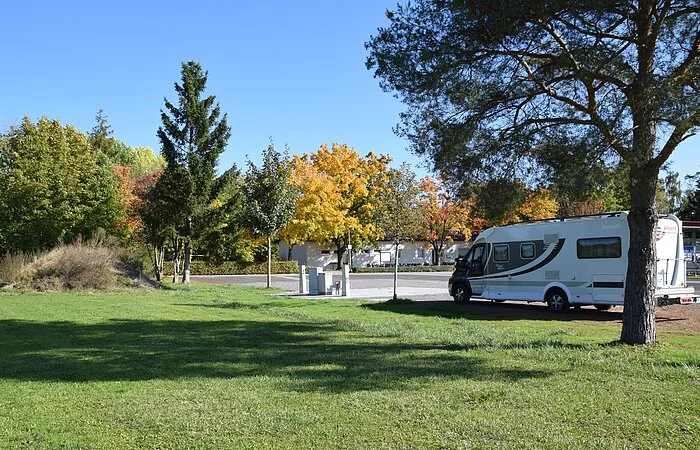 Wohnmobilstellplatz mit einem Wohnmobil und angrenzender Wiese