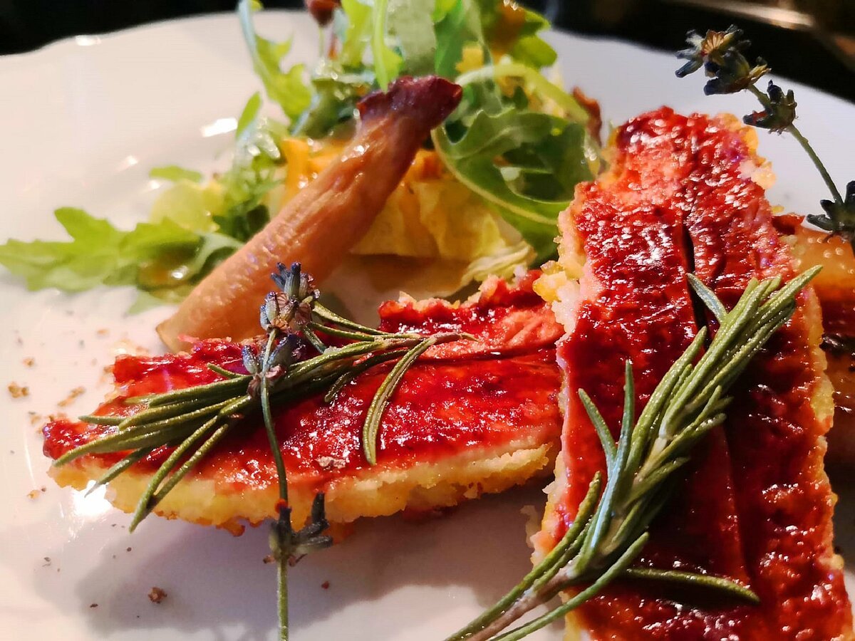 Speise mit Rosmarin und Salat