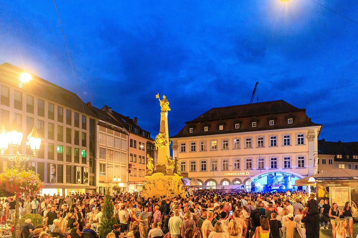 Innenstadt mit vielen Menschen in Abendstimmung