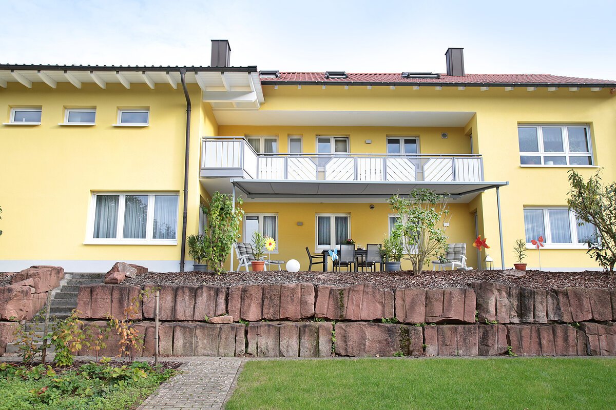 Ferienwohnung Markgraf Kreuzwertheim Hausansicht mit Balkon und Grünanlage