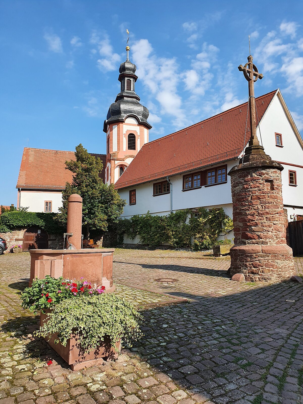 Ortsmitte, Kirchplatz mit Marktkreuz