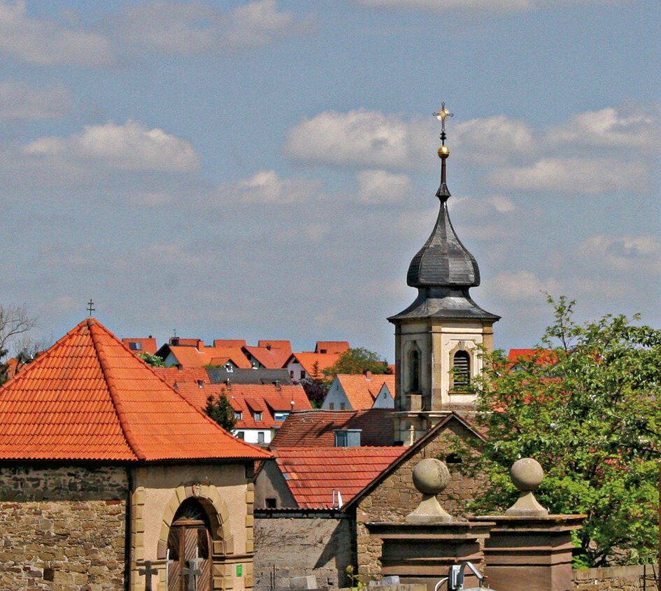 Ort mit Kirchturm und Zwiebeltürmchen