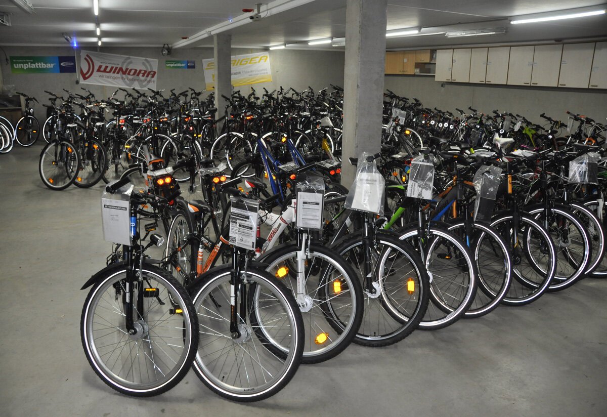 Raum mit vielen Fahrrädern in Reihen