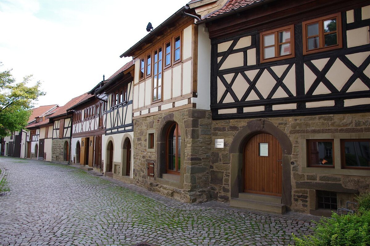 Reihe von Fachwerkhäuser rechts mit Kopfsteinpflaster davor