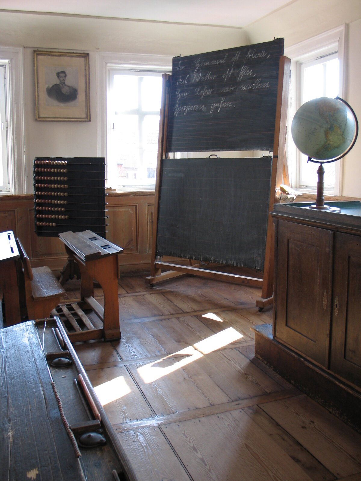 Innenraum einer alten Schulklasse, Schiefertafel, Globus, alte Holzschulbänke