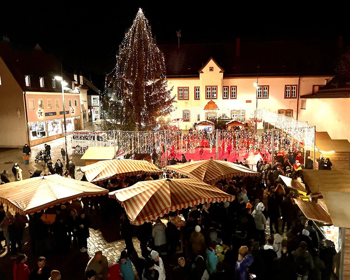 Stimmungsvoller Weihanchtsmarkt bei Nacht