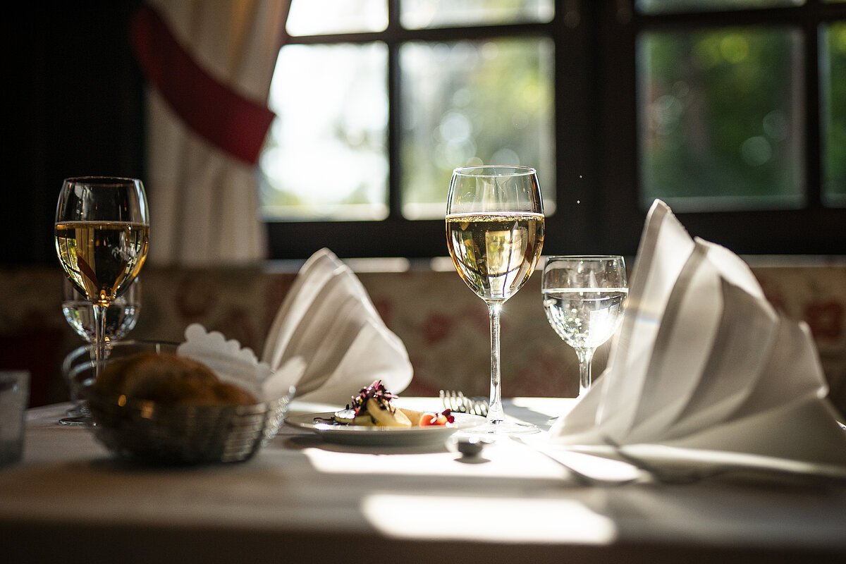 Eingedeckter Tisch im Restaurant des Hotels Polisina