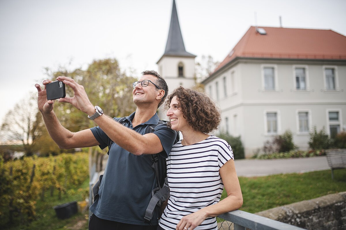 Ein Mann macht mit seinem Smartphone ein Foto