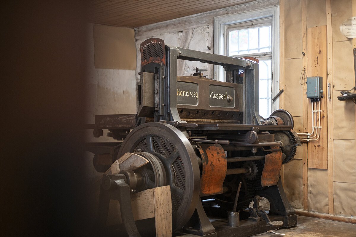 Historische Schneidemaschine für Papier