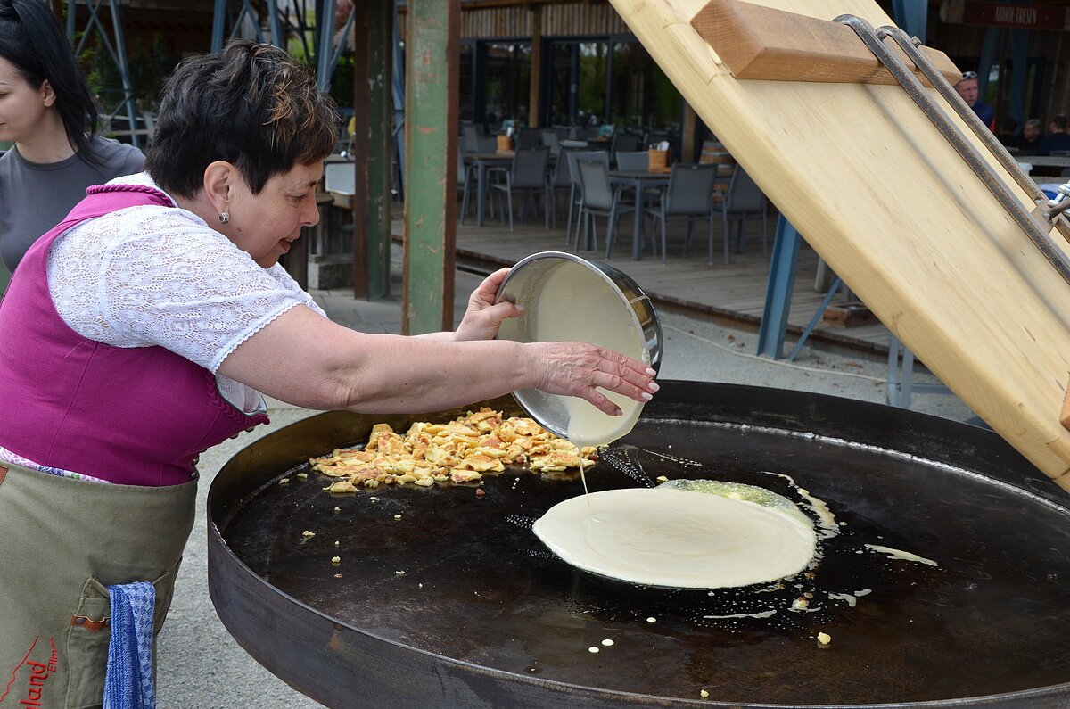 Kaiserschmarrn wird in einer großen Pfanne zubereitet