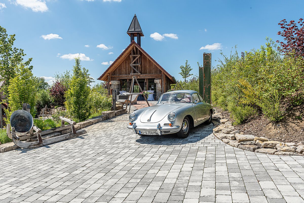 Oldtimer parkt beim Brückenbaron