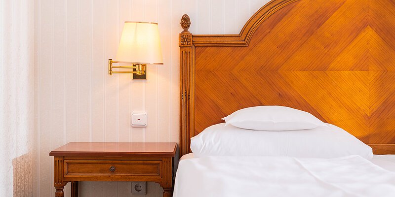 Bett im Zimmer des Zehnkellers Iphofen