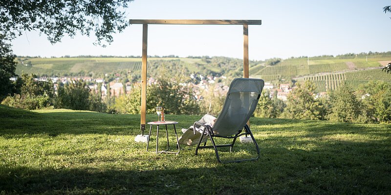 Im Liegestuhl hat man einen tollen Ausblick vom Hotel Polisina