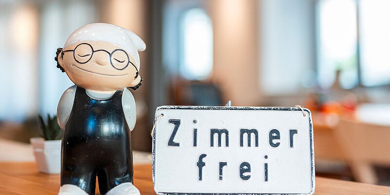 Schild mit Aufschrift "Zimmer frei"