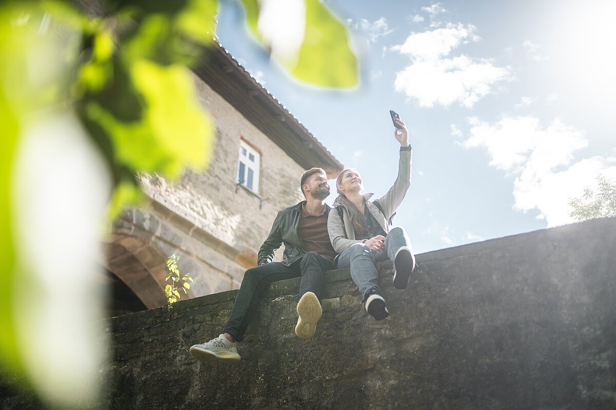 Ein Pärchen macht ein Selfie