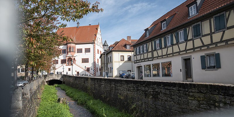 Bach Dettel, der am Rathaus durch Dettelbach fließt