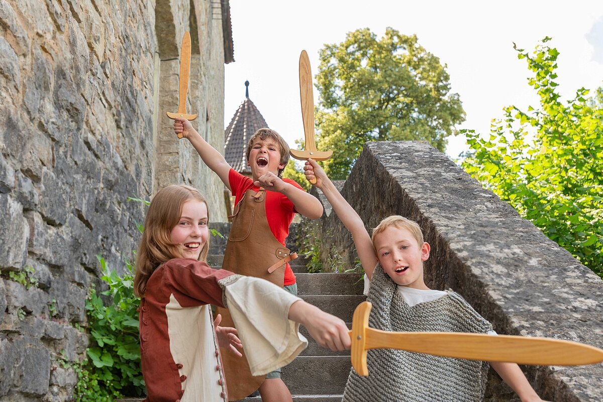 Kinder in mittelalterlichen Kostümen