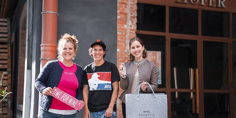 Katharina Albrecht, Caroline Baum, Klara Zehnder mit Accessoires