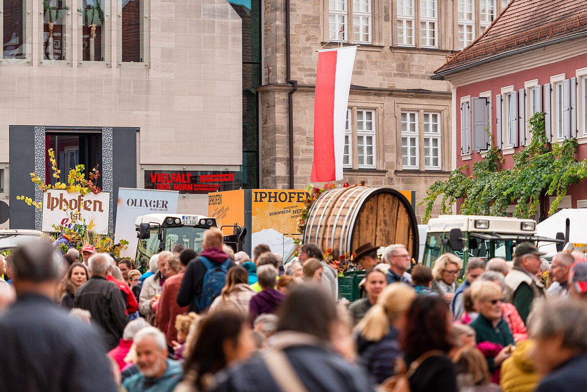 Marktplatz in Iphofen mit Menschen und Weinbergsschleppern.