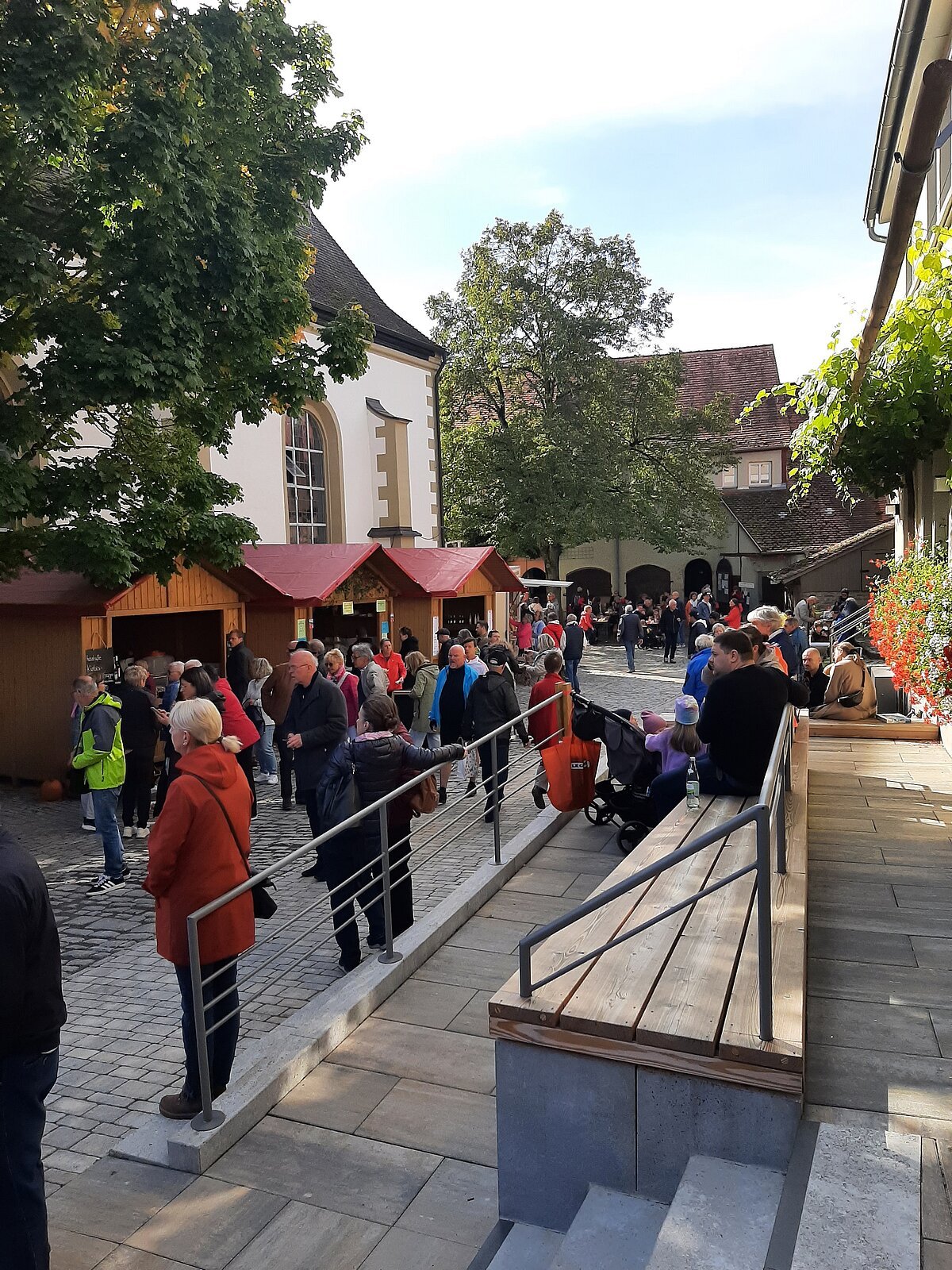 Herbstmarkt Kleinlangheim Stände und Besucher beim Herbstmarkt in Kleinlangheim