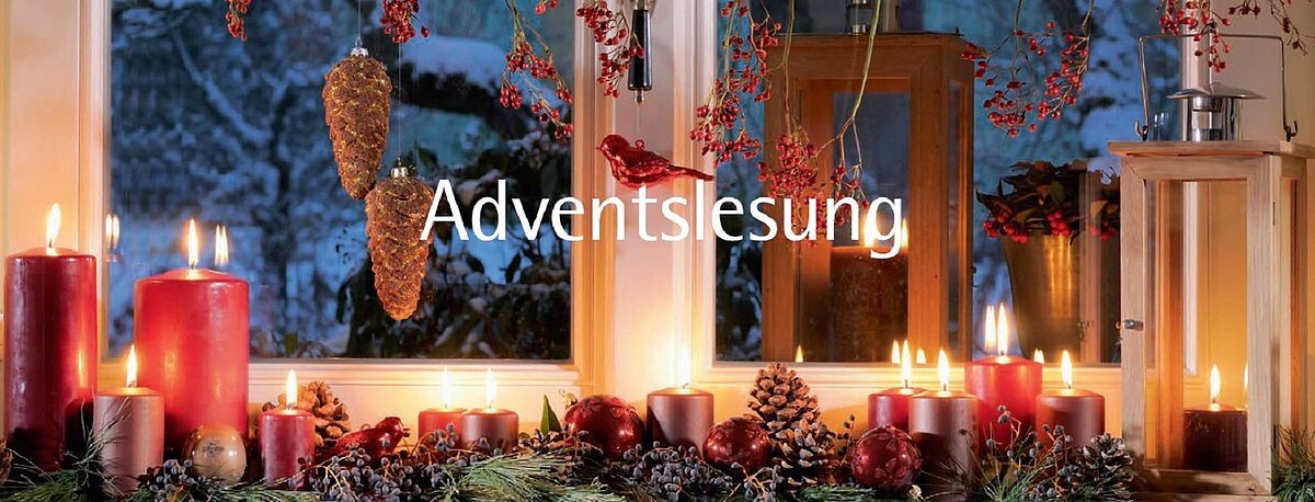 Weihnachtlich dekoriertes Fenster