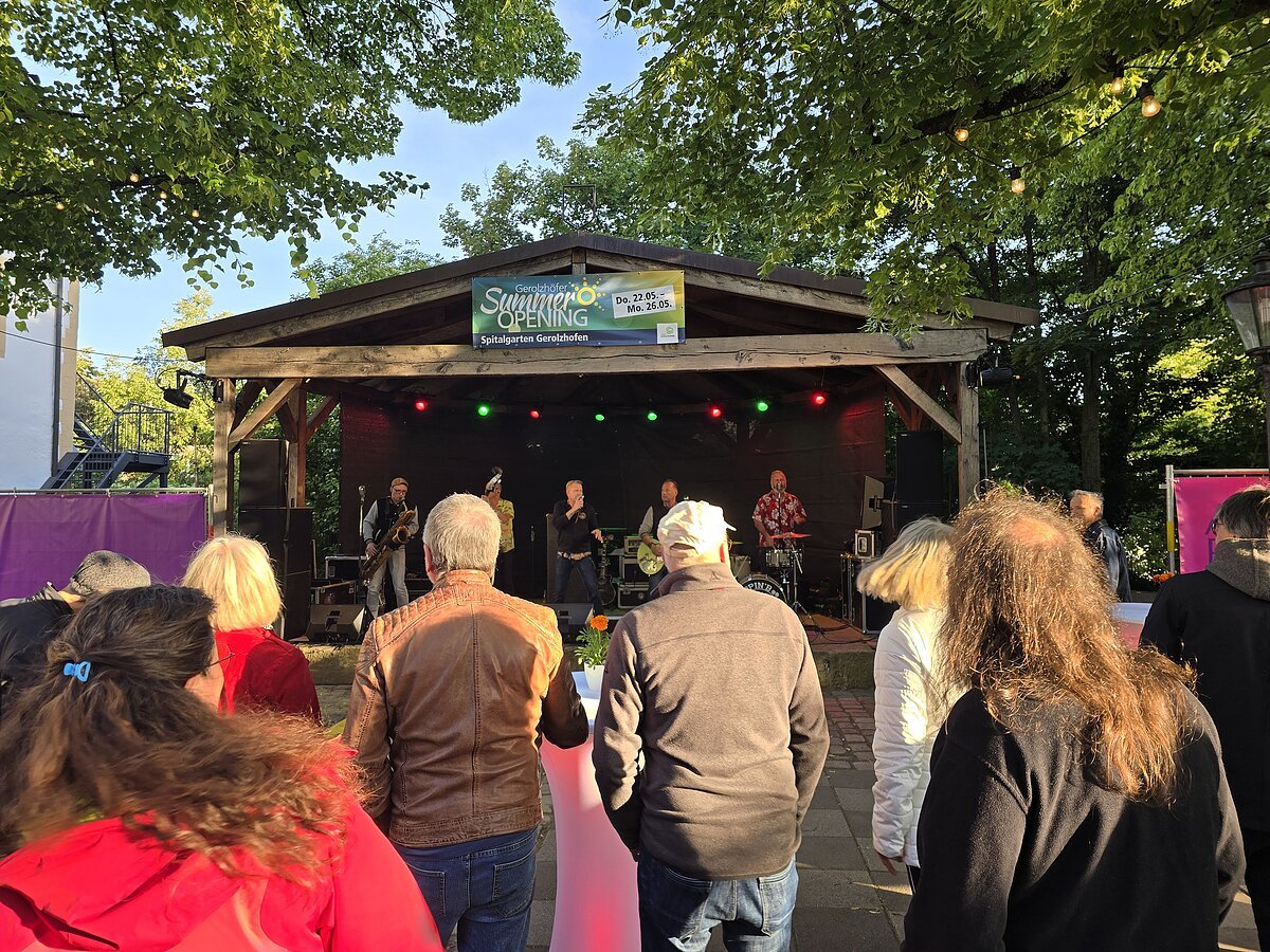 Die Band Boppin B spiel vor Publikum beim Summer Opening in Gerolzhofen.