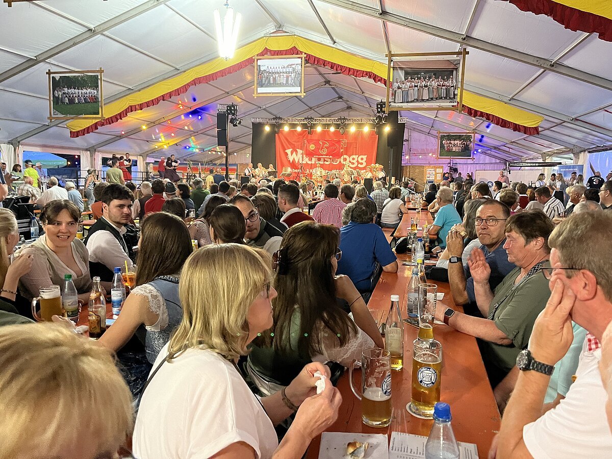 Gäste im Festzelt der Bergrheinfelder Kirchweih