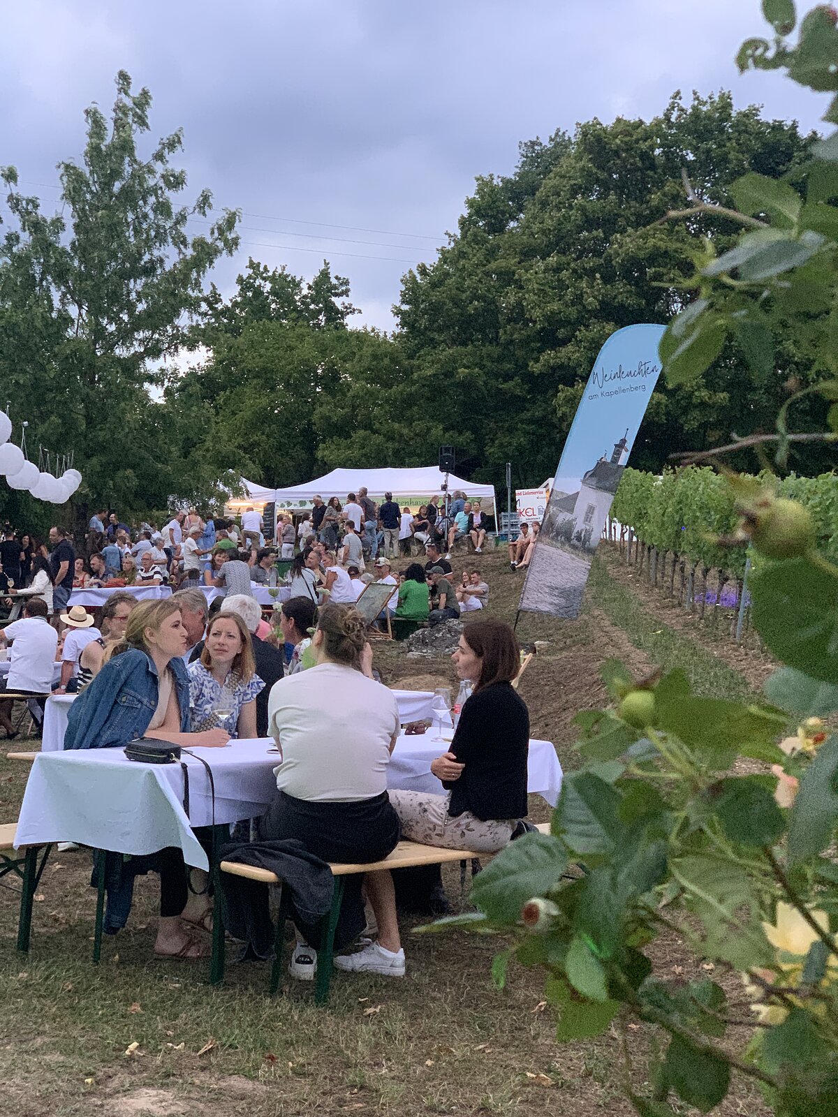 Gäste auf Bierbänken