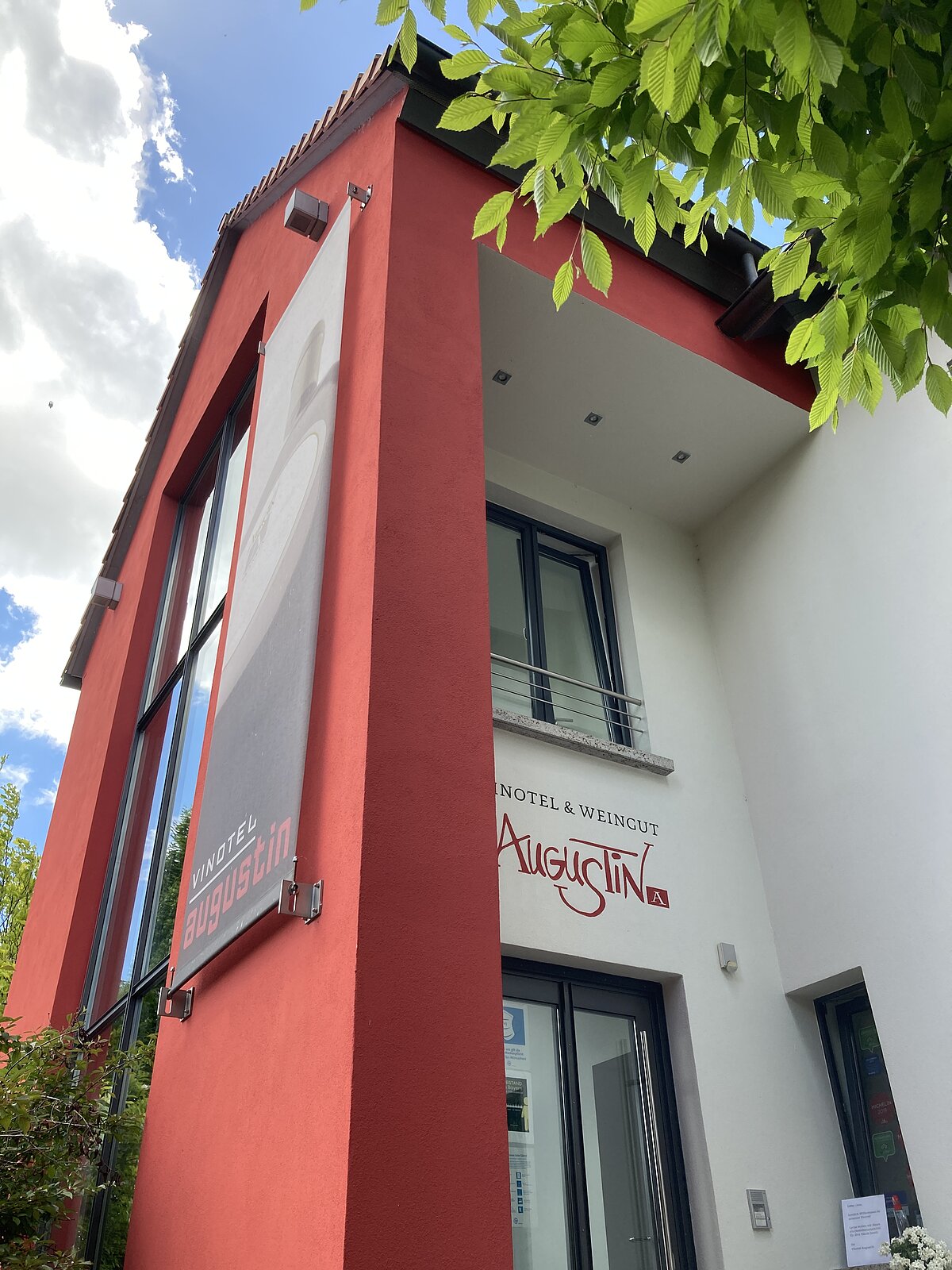 Vinotel Augustin Sulzfeld am Main Hausansicht von außen mit roter Wand