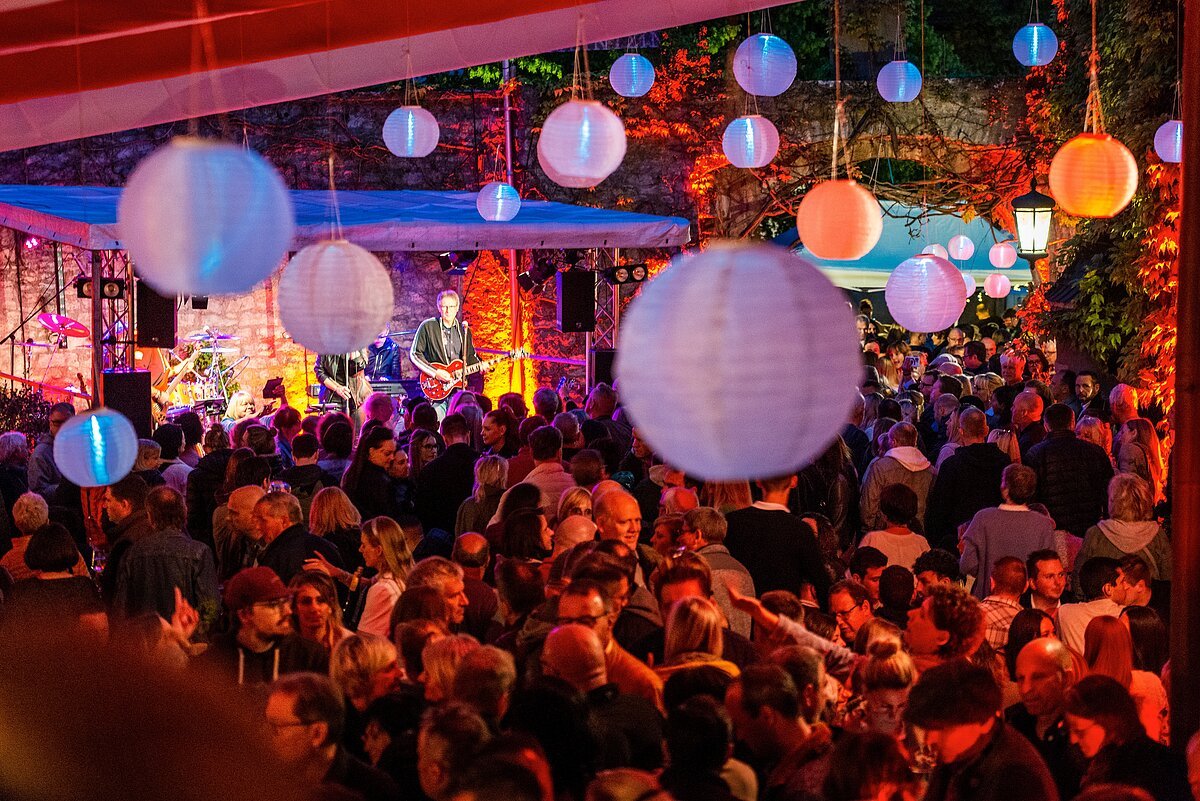 Eine Band spielt vor Publikum beim Hoffest im Weingut Meintzinger