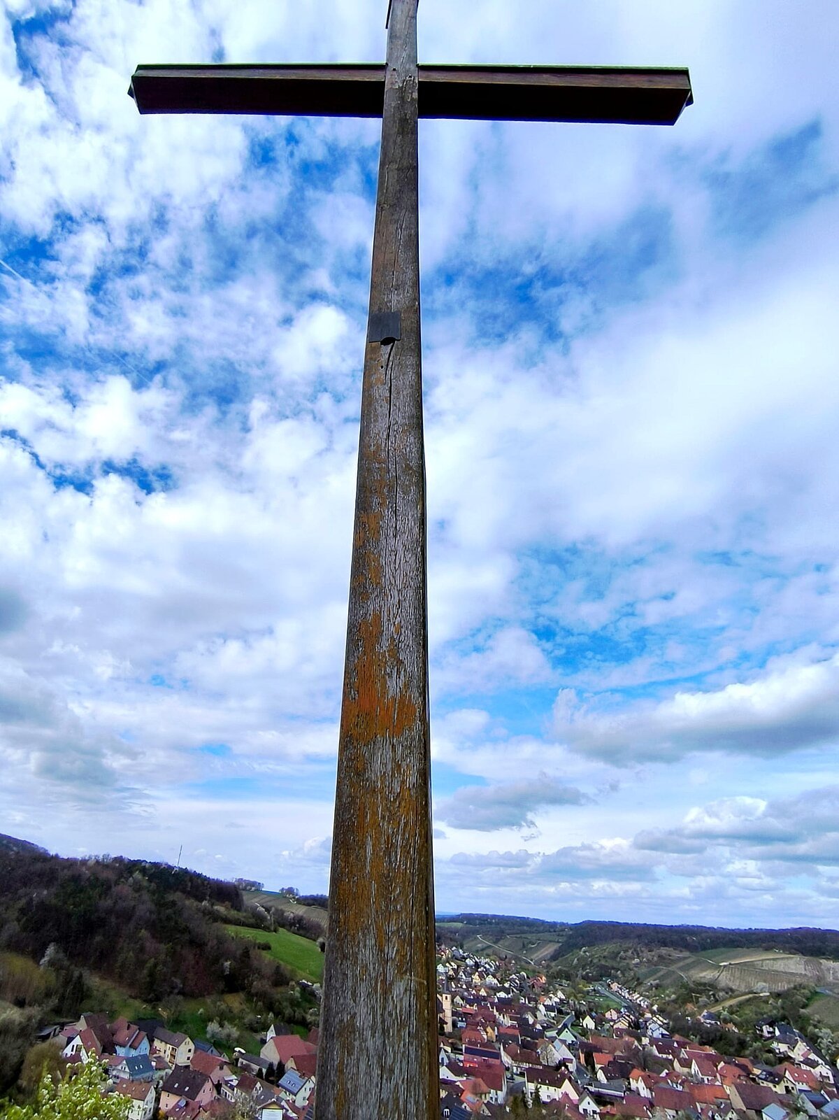 Das Kahlkreuz steht auf einem Berg über Retzstadt