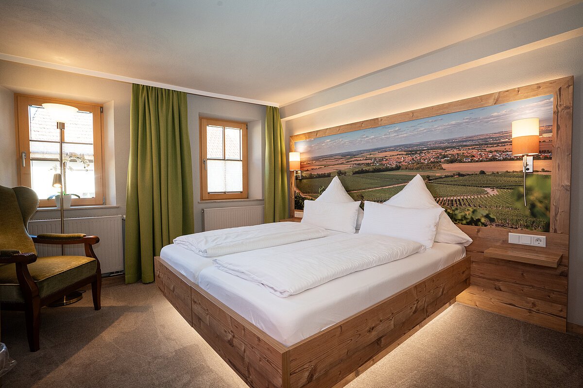 Modern eingerichtetes Zimmer zum Übernachten im Gasthaus & Hotel Winzerstube in Rödelsee