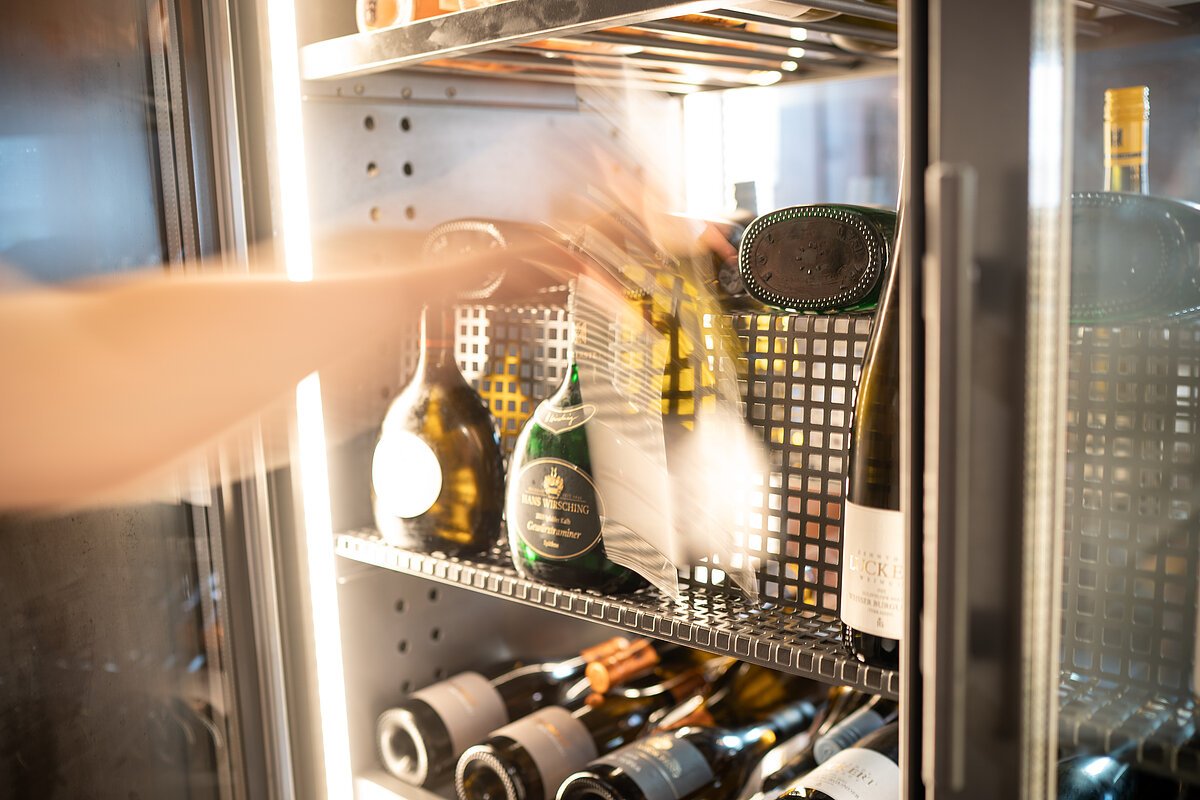 Feine fränkische Weine werden in einem edlen Edelstahlweinschrank gekühlt.