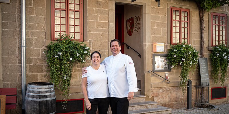 Teresa und Sven Heß Das Inhaberpaar stehen vor ihrem Gasthaus und Hotel Winzerstube in Rödelsee.