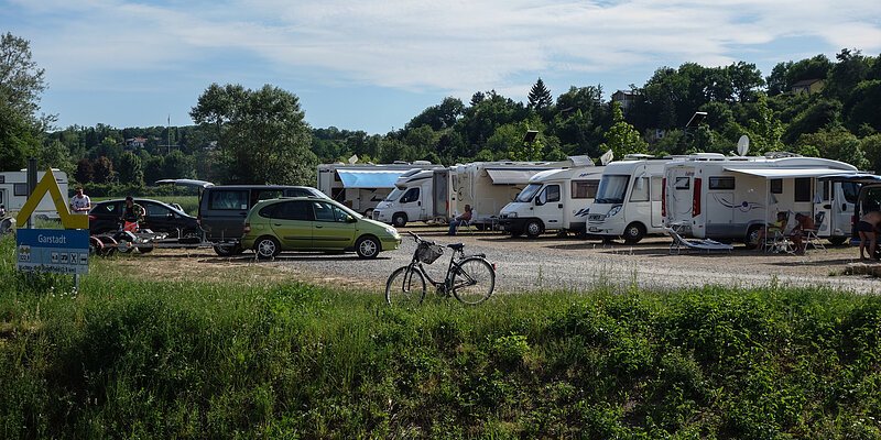 Wohnmobilstellplatz Bergrheinfeld/Regina Hirschfelder geschotterter Wohnmobilstellplatz im Grünen. Im Hintergrund Bäume