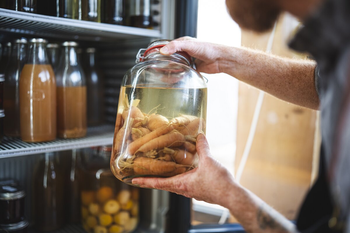 Einweckglas mit fermentierten Karotten Fermetiertes Gemüse in großen Einmachgläsern