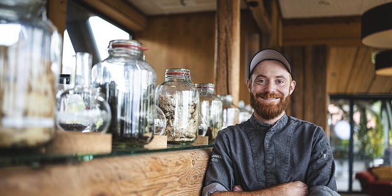 Alexander Gläsel, Küchenchef im Brückenbaron Küchenchef Alexander Gläsel neben Einmachgläsern