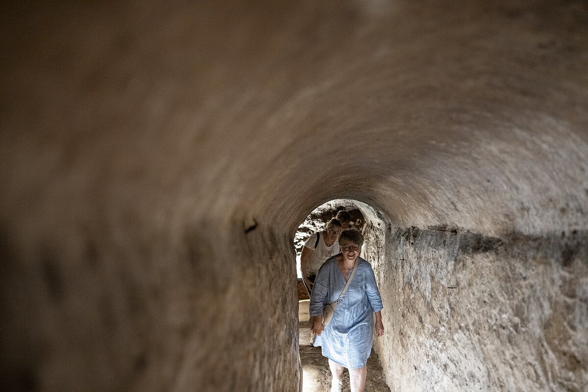 Eine Frau geht durch einen Tunnel des Deutsterkellers in Kitzingen