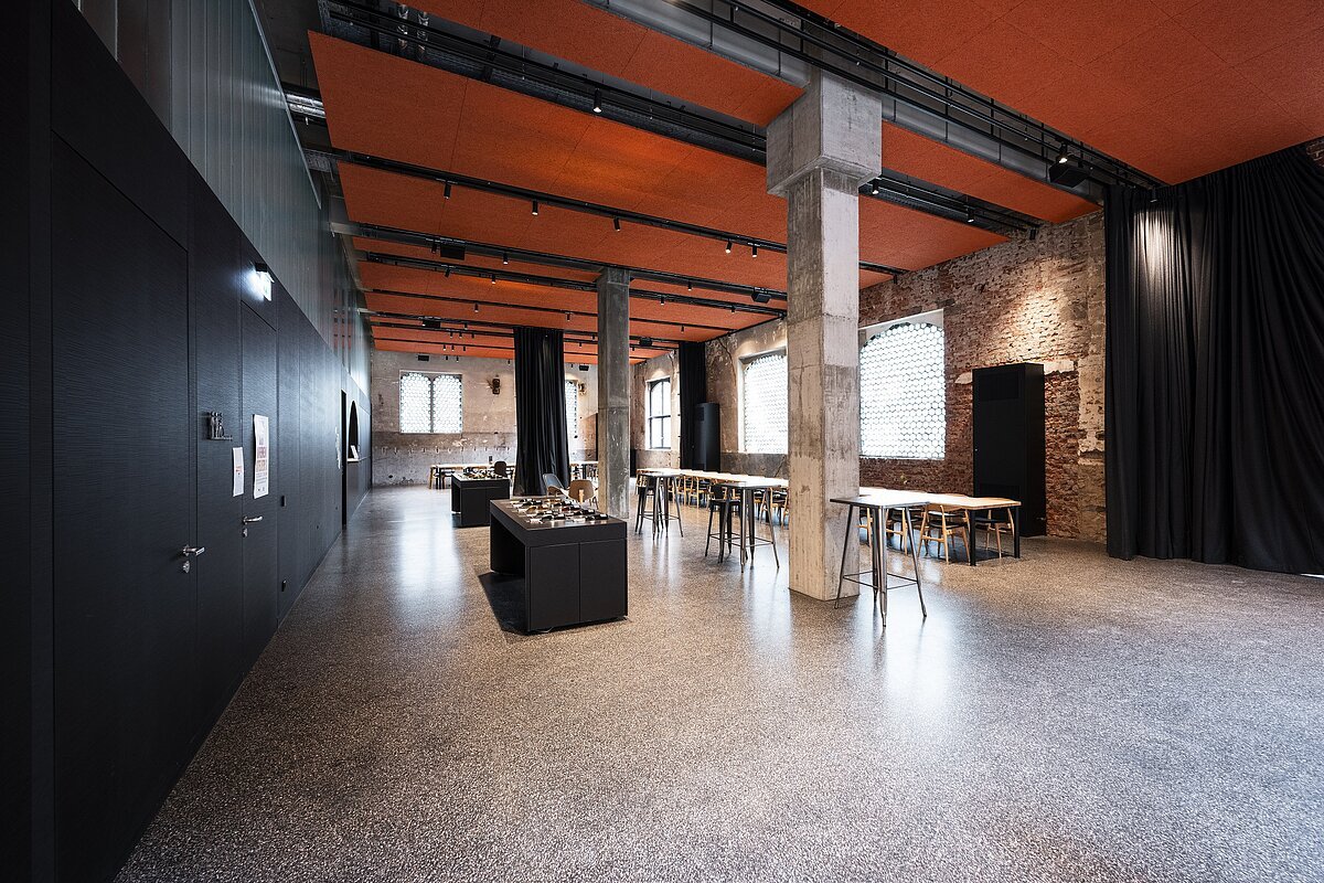 Verkostungs- und Eventraum der Sektkellerei Höfer Hohe Decken, Betonboten, scharzes und helles Holz - so stellt sich der Verkostungs- und Eventraum der Sektkellerei Höfer dar