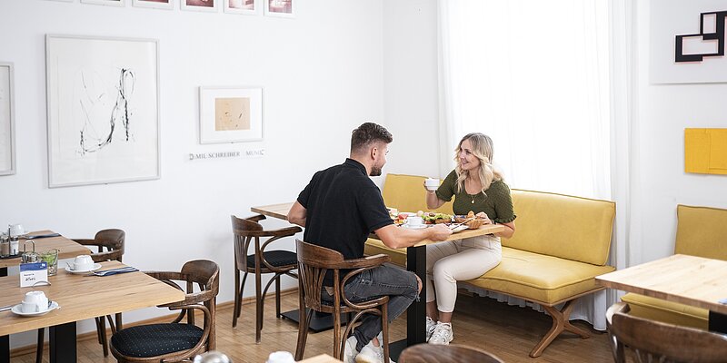 Frühstücken in Veitshöchheim Ein Paar sitzt in einem Cafe am gedeckten Tisch zum Frühstück