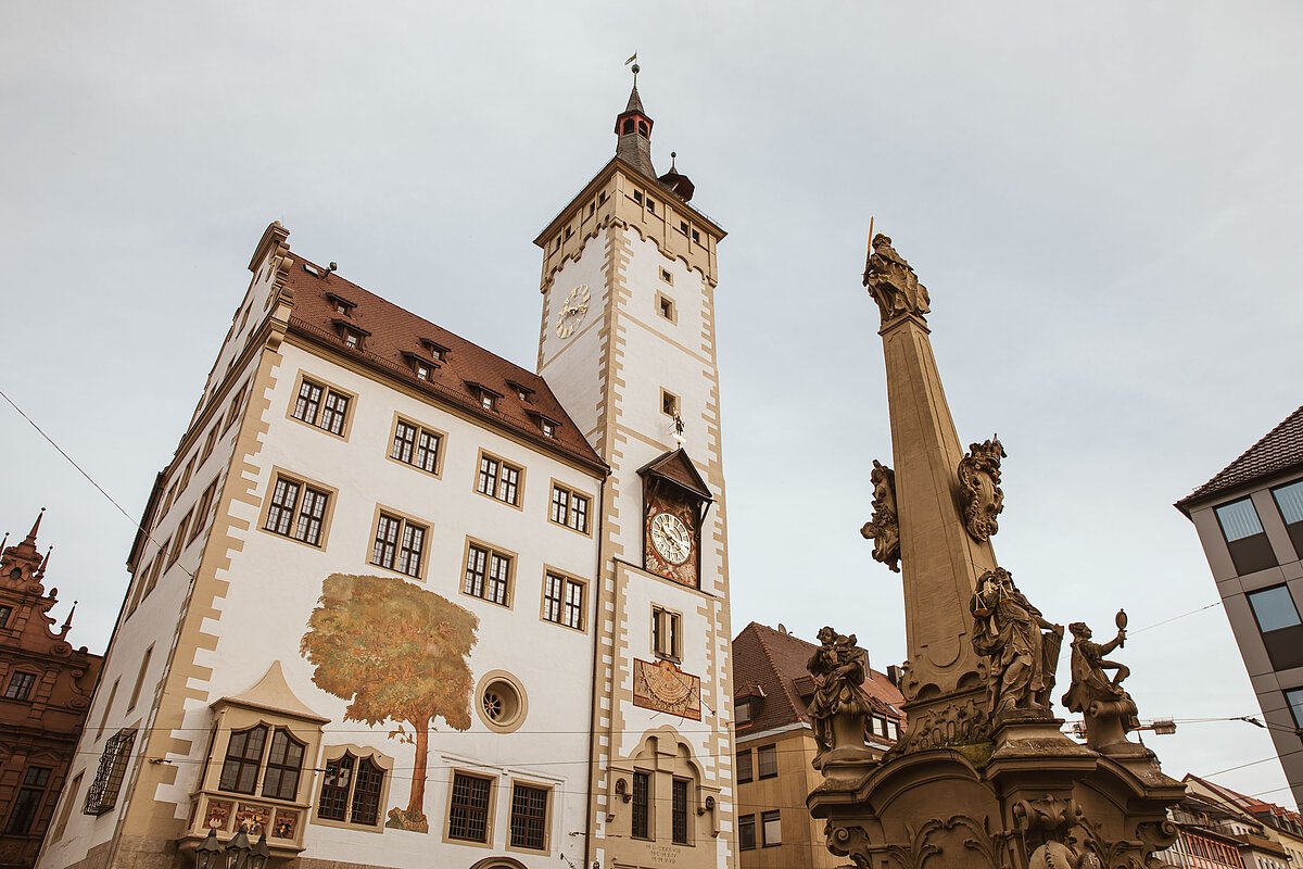 Grafeneckart und Vierröhrenbrunnen Der Würzburger Grafeneckart, der älteste Teil des Würzburger Rathauses und davor der Vierröhrenbrunnen
