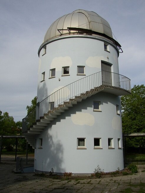 Würzburg Sternwarte Runder breiter Turm mit Kuppel obenauf und Treppe die spiralenförmig von außen zum Eingang hochgeht