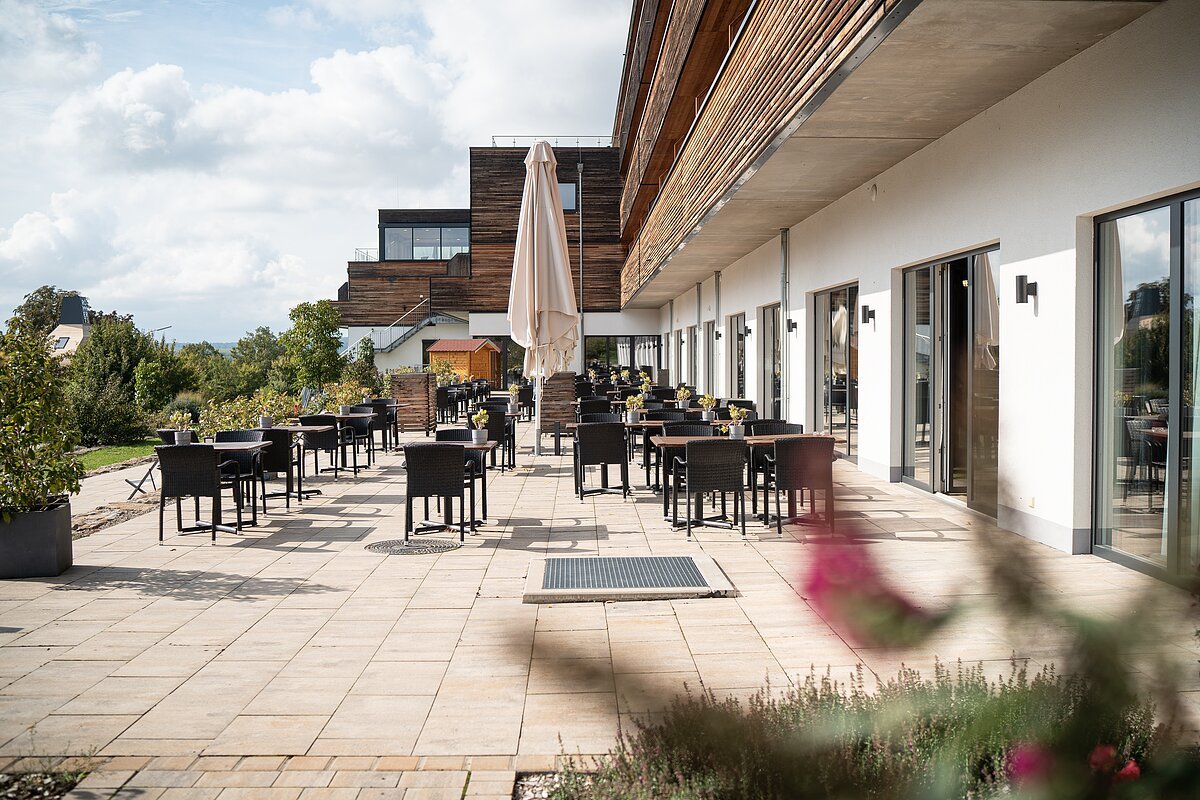 Terrasse des Sonnenhotels Weingut Römmert Bestuhlte Terrasse des Sonnenhotels Weingut Römmert