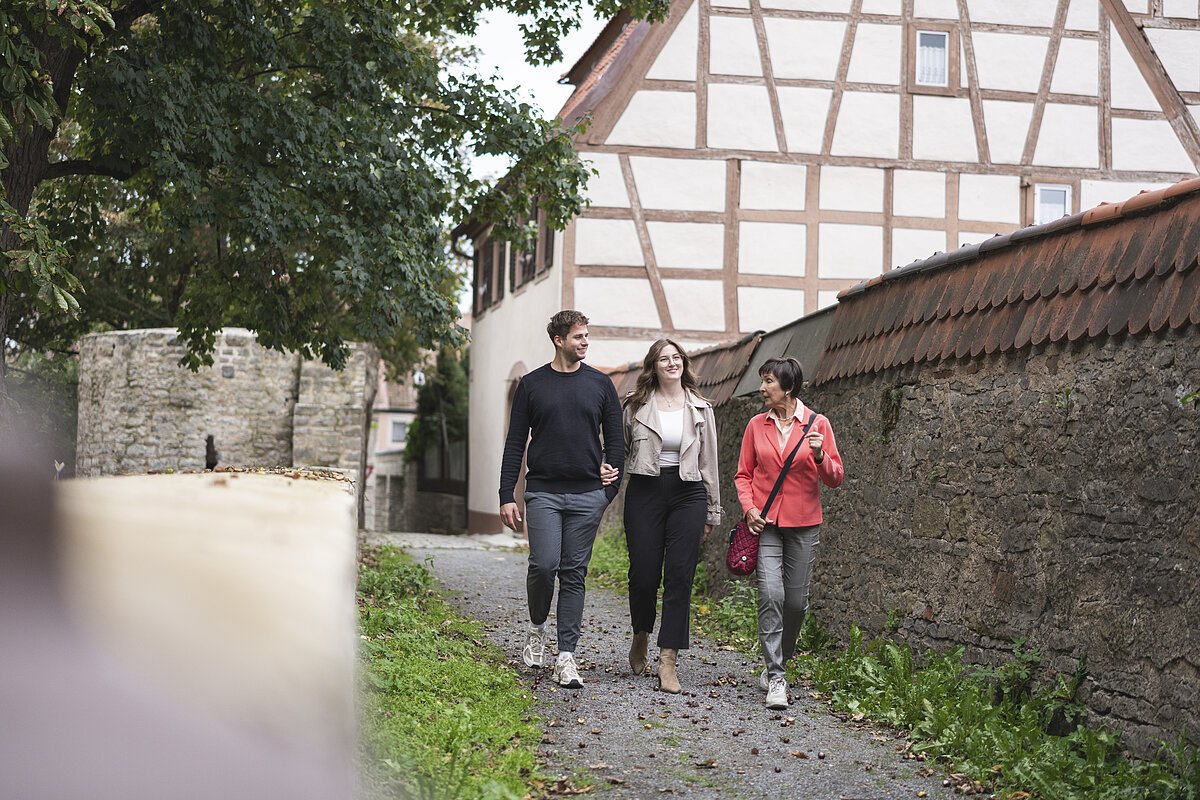 Schlenderei entlang der Stadtmauer von drei Personen