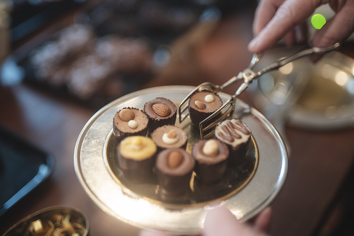 Trüffelpraline mehrere Trüfffelpralinen auf einem Teller