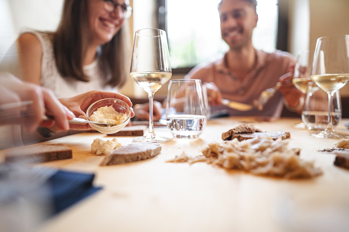 Schweinfurt Köstlich lachende Menschen sitzen am Tisch und essen