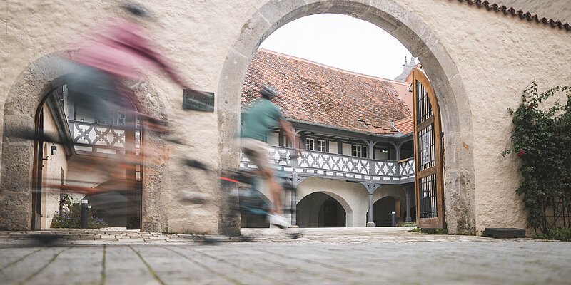 Radfahren fahren in den Hof einer Unterkunft