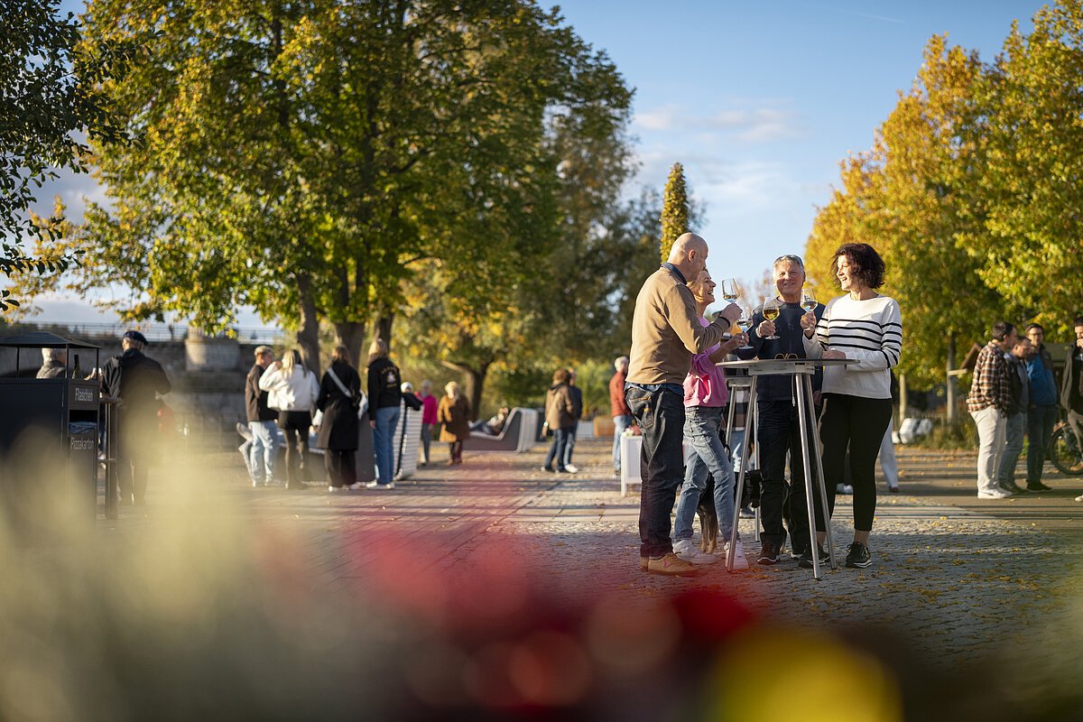 stadtshoppen kitzingen menschen am stehtisch